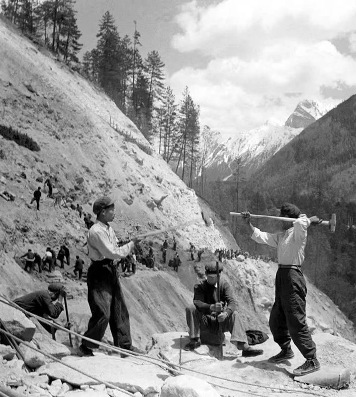 2 图为康藏公路施工旧照.jpg