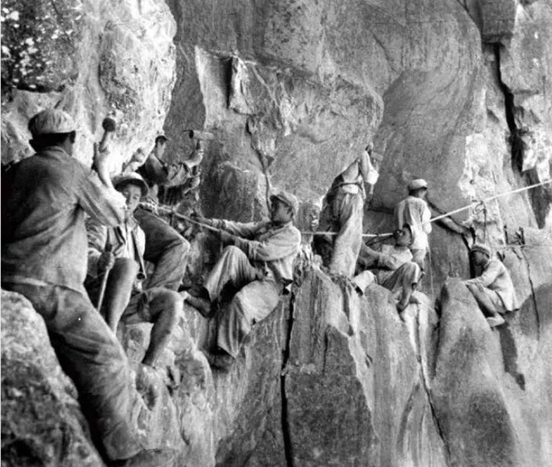 4 图为康藏公路施工老照片.jpg