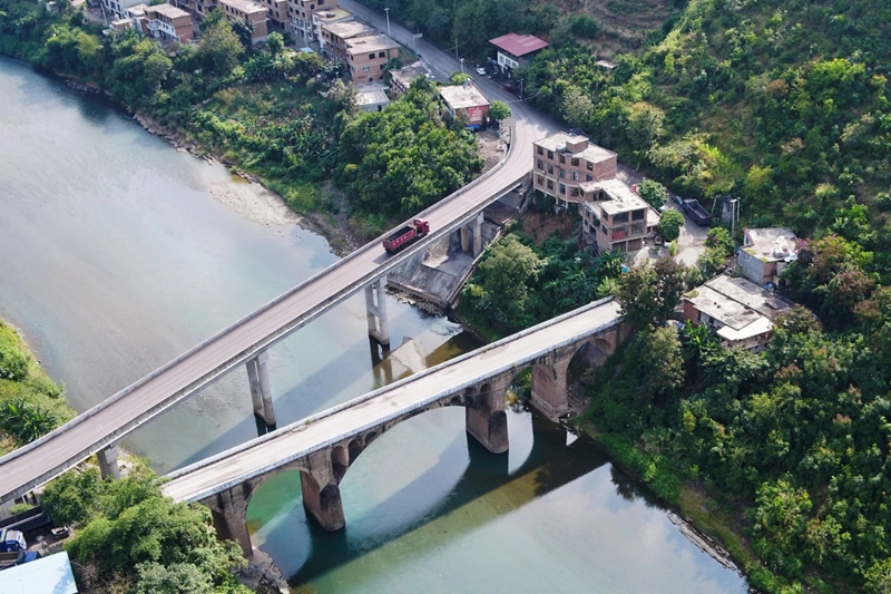 4 图为新旧发耳大桥。王建霞   摄.jpg