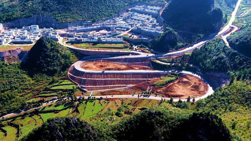 6 图为G246盘州赵官至补西垭口公路（赵官至大山段）施工中。李建祥   摄.jpg