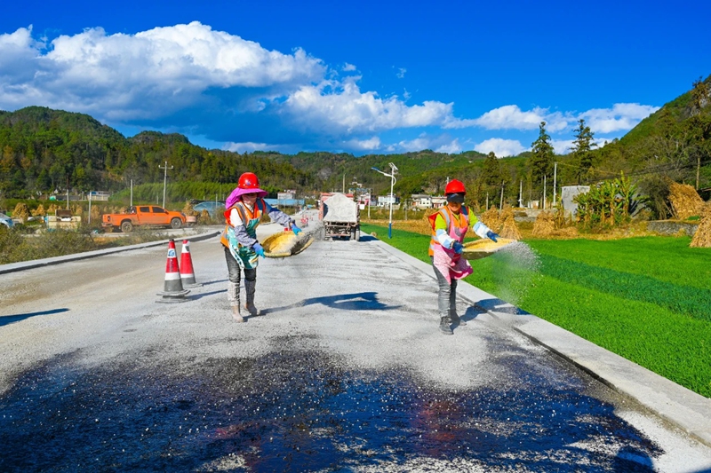 9 图为项目建设吸纳当地群众就业。李建祥   摄.jpg