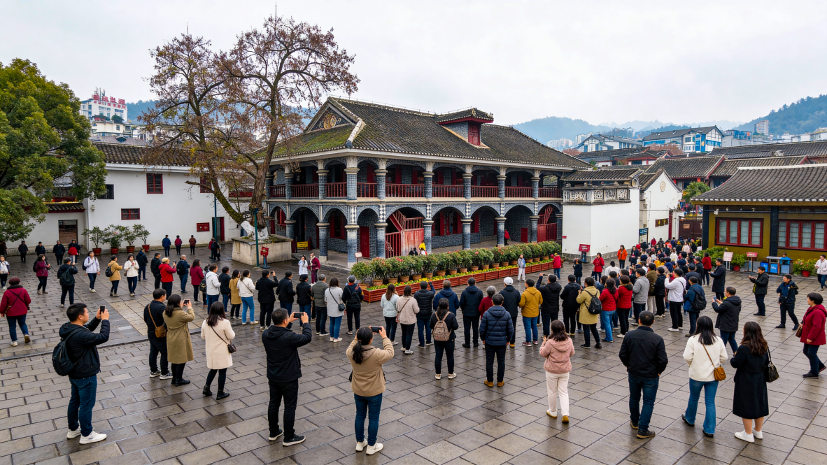 游客驻足遵义会议会址，打卡留念。