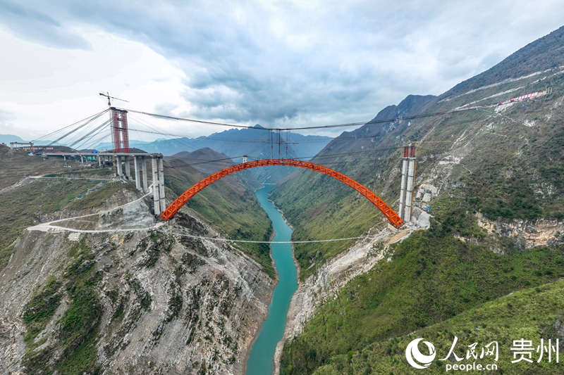 航拍建設中的安盤高速古牛河特大橋。人民網記者 涂敏攝.jpg