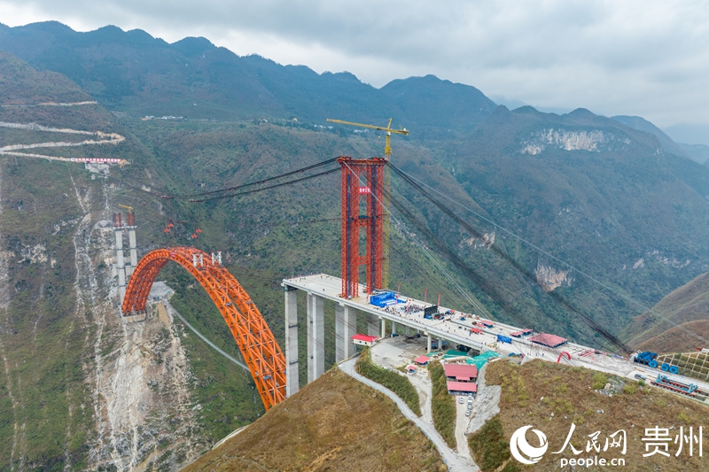 航拍建設中的安盤高速古牛河特大橋。人民網記者 涂敏 攝.jpg