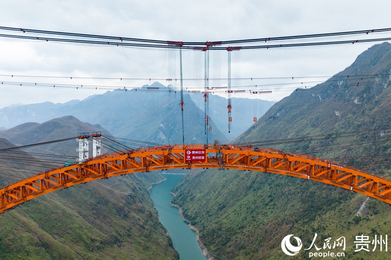 航拍建設中的安盤高速古牛河特大橋。人民網記者 涂敏攝.jpg