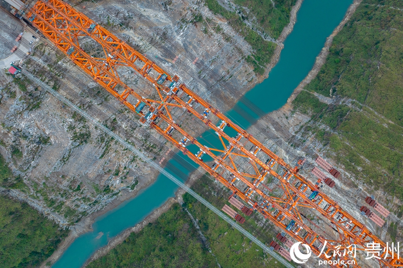 航拍建設中的安盤高速古牛河特大橋。人民網記者 涂敏攝.jpg