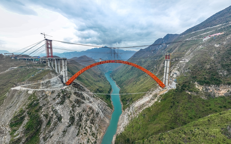 贵州安盘高速古牛河特大桥合龙