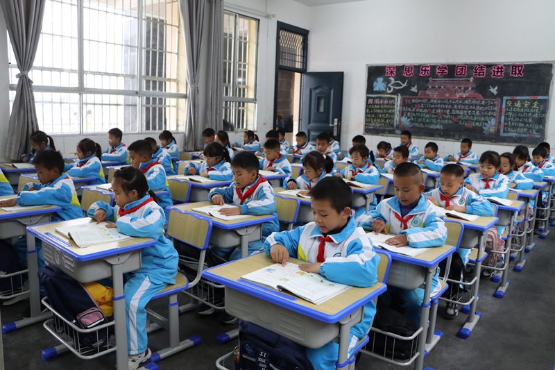 贵州独山县上道小学换新580套“爱心桌椅”。
