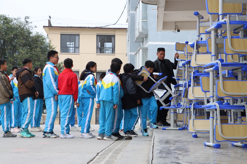贵州独山县上道小学换新580套“爱心桌椅”。