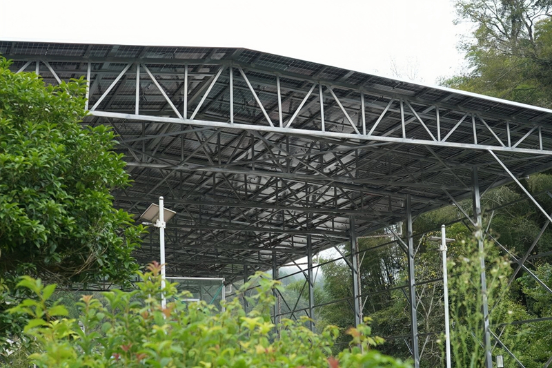 瓮背村光伏篮球场。