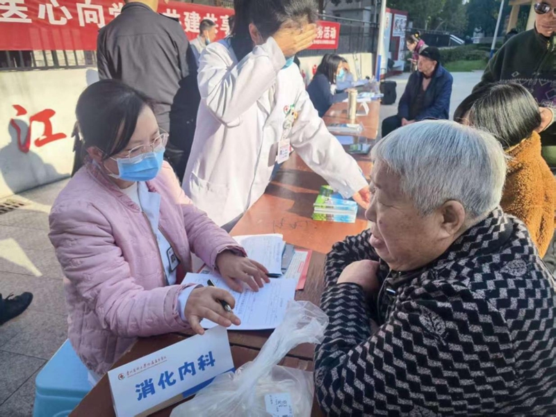 贵州医科大学附属乌当医院医生集体坐诊.jpg