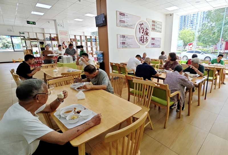 居民在常青养老服务站用餐.jpg