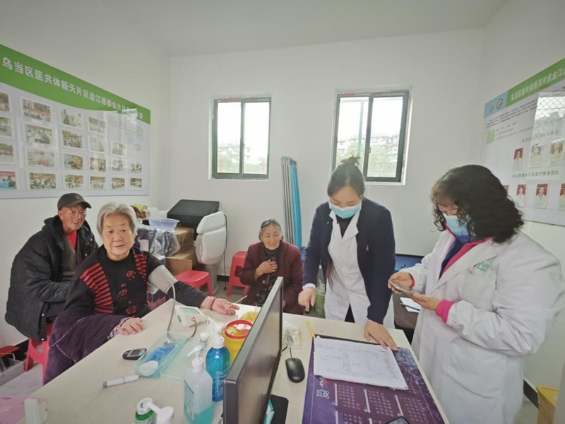 居民在健康小屋测量血压.jpg