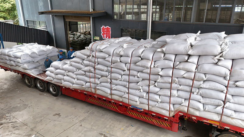 工人正在打包装车30吨苔茶出口泰国。