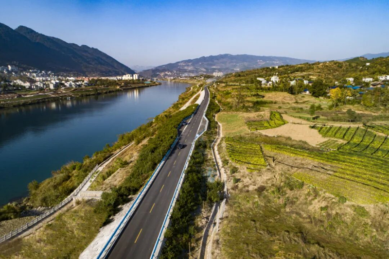 国道211思南三角坝至陈家寨公路山水画卷。