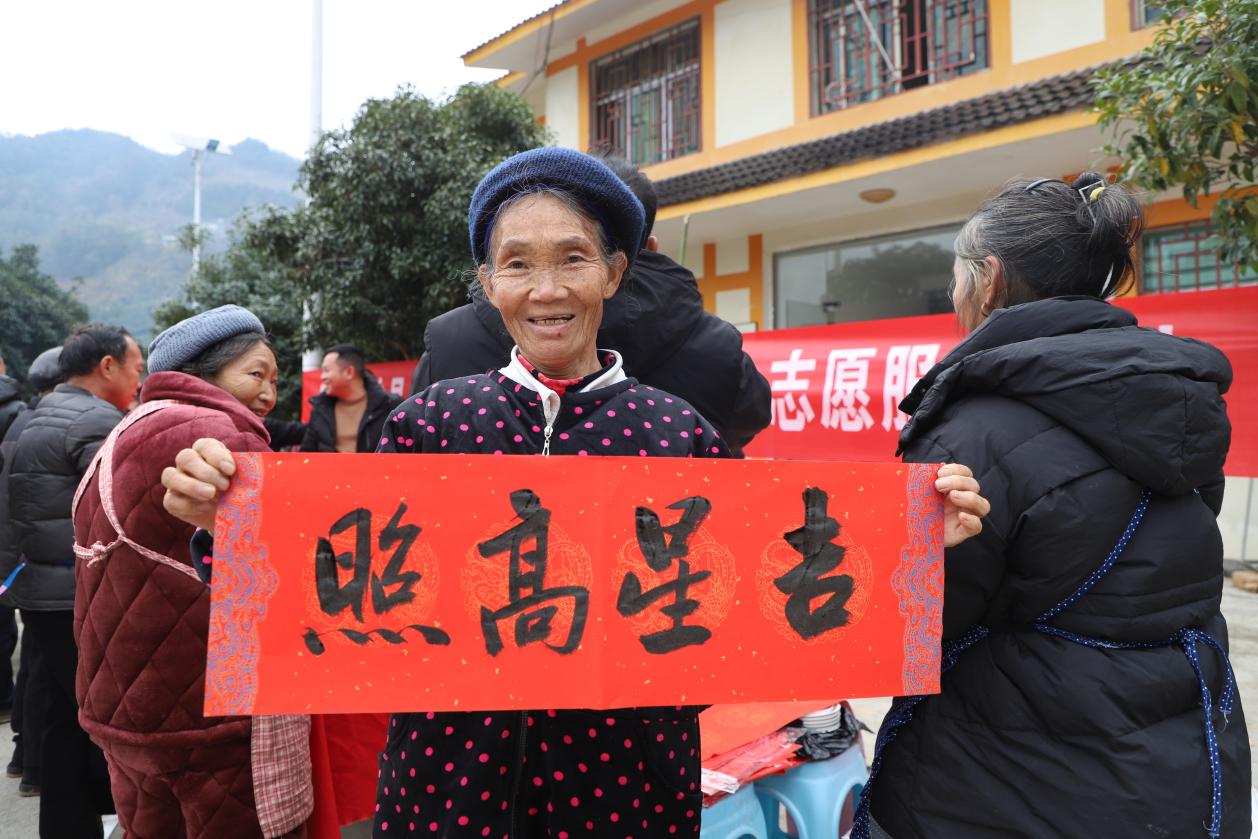 村民展示春联。