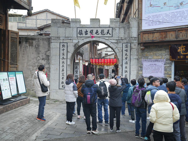 元旦假期天龍屯堡“暖意”濃 文化賦能激活冬游市場。