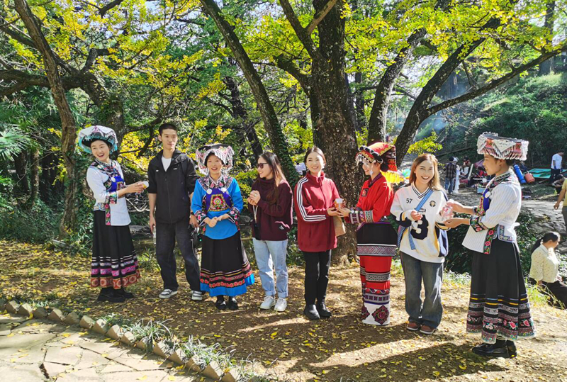 银杏班成员在景区服务游客。