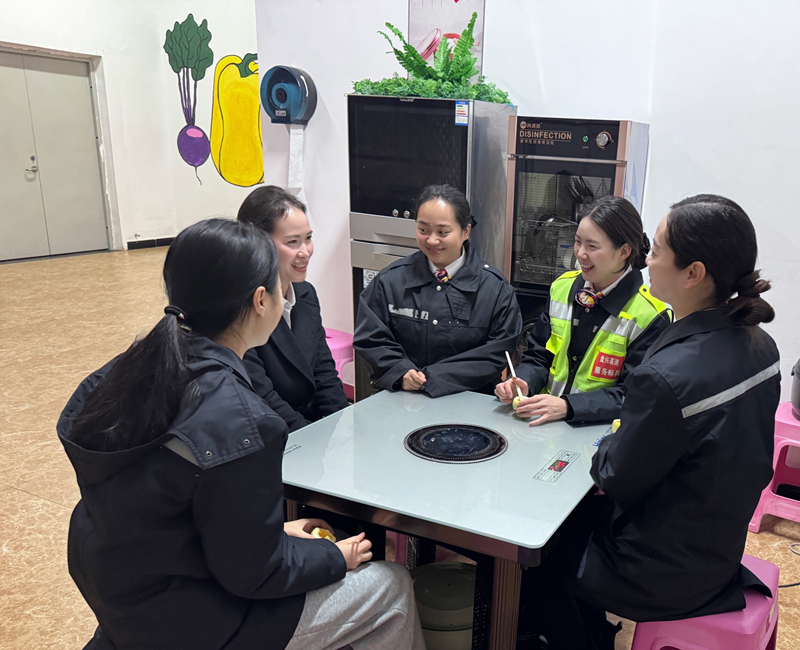 班组成员拉家常。