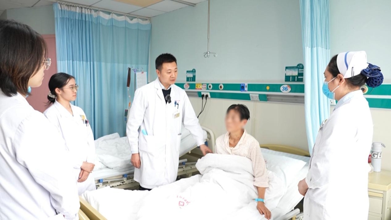 贵阳市妇幼保健院乳腺科副主任医师周富林为患者李女士进行术后查房.jpg