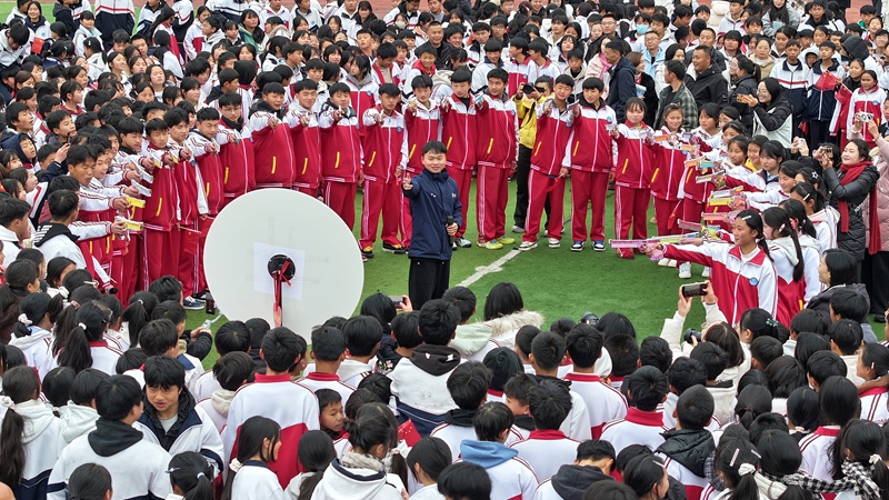 2025年12月24日，奥运冠军谢瑜纳雍县化作中学行。