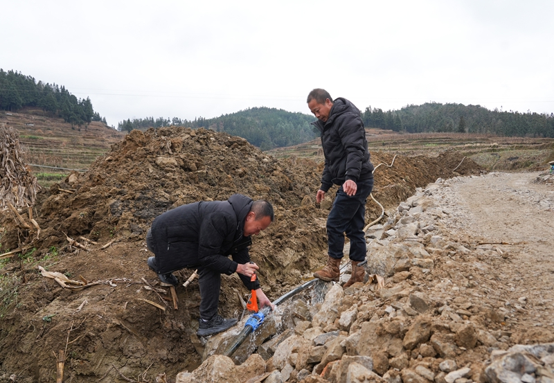 2026年1月4日，貴州省畢節市納雍縣沙包鎮秀才壩村，縣水務局“抗凝凍·保供水”工作組在檢修損壞管道。 楊 英 攝.jpg
