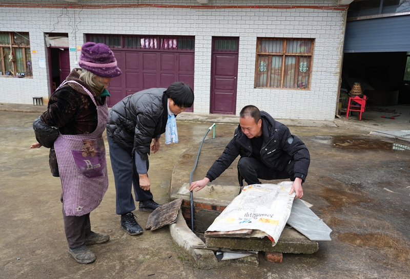 2026年1月4日，貴州省畢節市納雍縣沙包鎮秀才壩村，縣水務局“抗凝凍·保供水”工作組及村干部察看群眾水池儲水情況。 楊英 攝.jpg