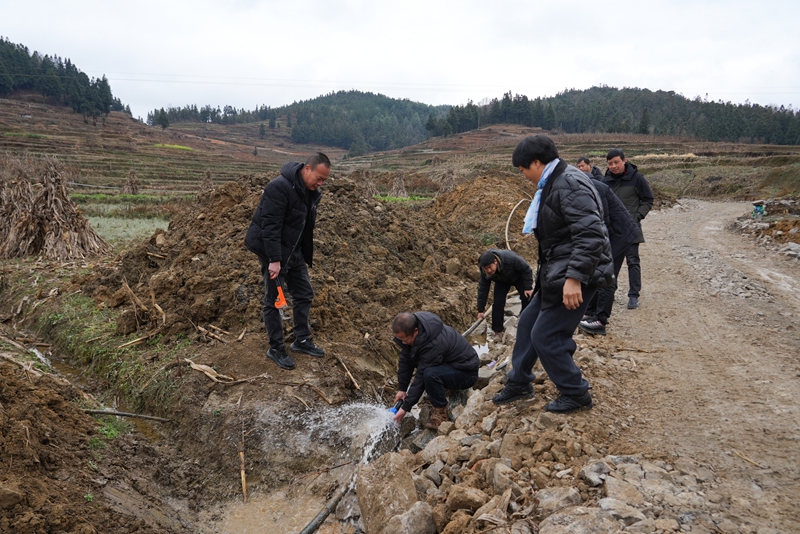 2026年1月4日，貴州省畢節市納雍縣沙包鎮秀才壩村，縣水務局“抗凝凍·保供水”工作組與村干部一起檢修損壞管道。 楊英 攝.jpg