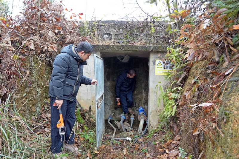 2026年1月4日， 貴州省畢節市納雍縣沙包鎮秀才壩村，村干部排查總水池閘閥。 楊英 攝.jpg
