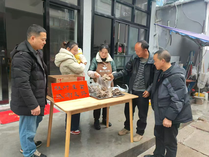 施秉县白垛乡驻村工作队员打包出售平菇。