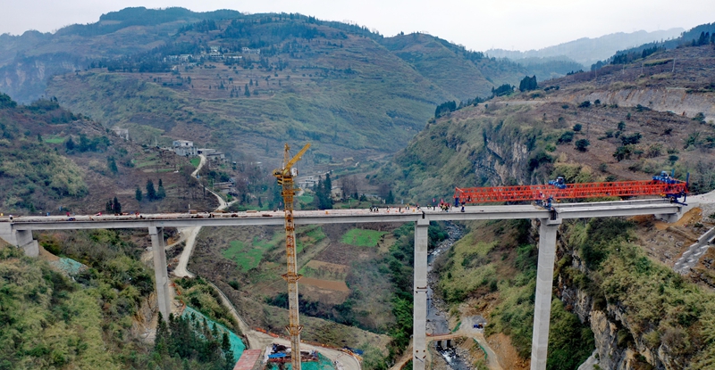 黄家桥大桥T梁架设现场。