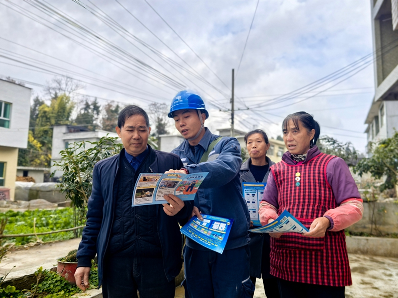 讲解宣传单的内容（陈敏 摄）.jpg