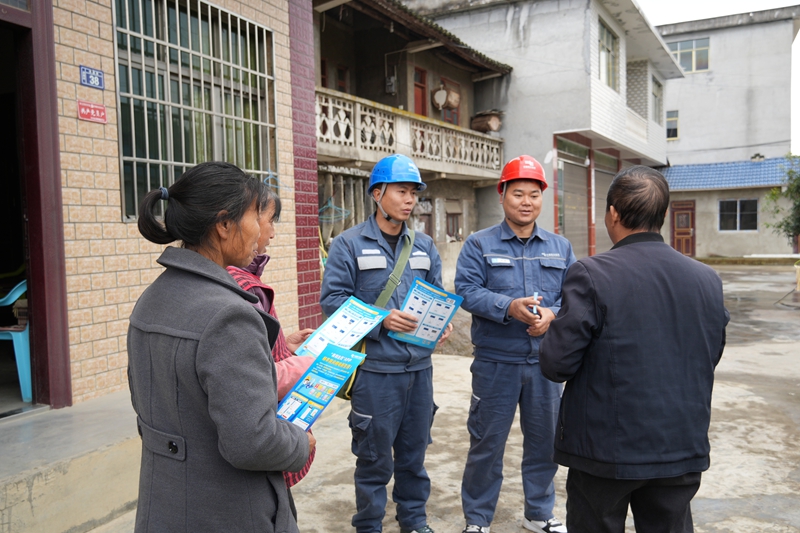 正在给村民讲解（杨亚旭 摄）.JPG