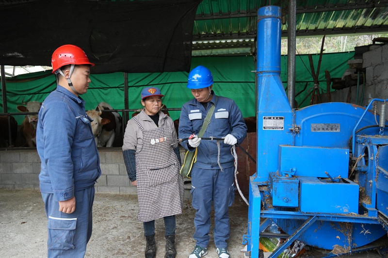 工作人员正在给养殖户讲解（杨亚旭 摄）.JPG