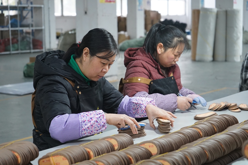 贵州七鑫鞋业科技有限公司车间内，工人们正忙着生产鞋类及劳动保护用品。黄源汇 摄.JPG