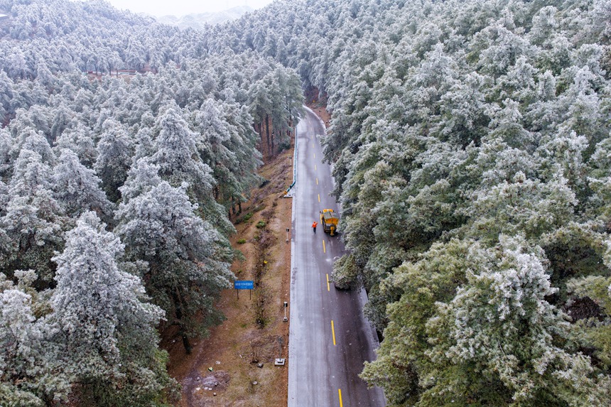 融雪車輛正在G326線作業除冰 陳春志 攝)