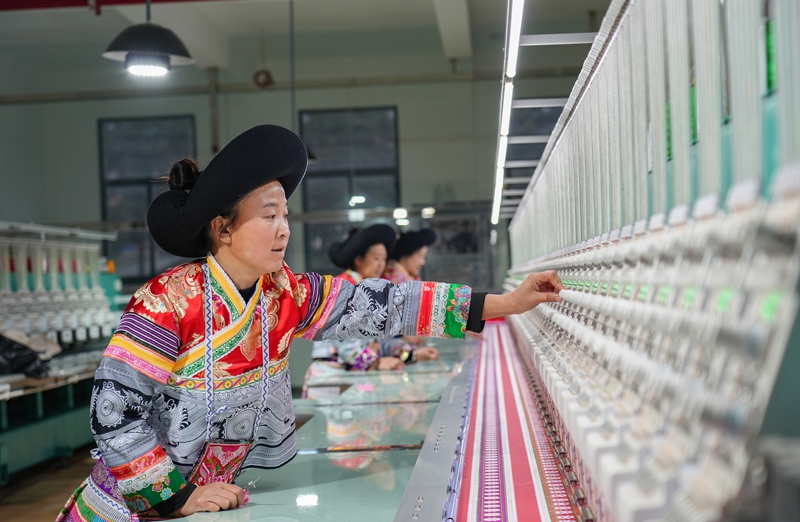 2026年1月5日，贵州省毕节市纳雍县猪场乡富纳蜡染刺绣农民专业合作社，绣娘在调式绣花机。杨英摄