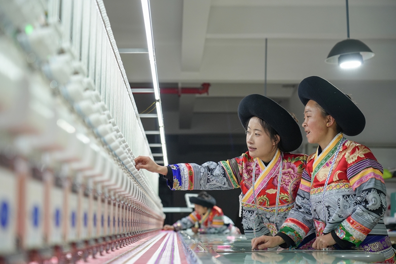 2026年1月5日，贵州省毕节市纳雍县猪场乡富纳蜡染刺绣农民专业合作社，绣娘在调式机器。 杨英摄