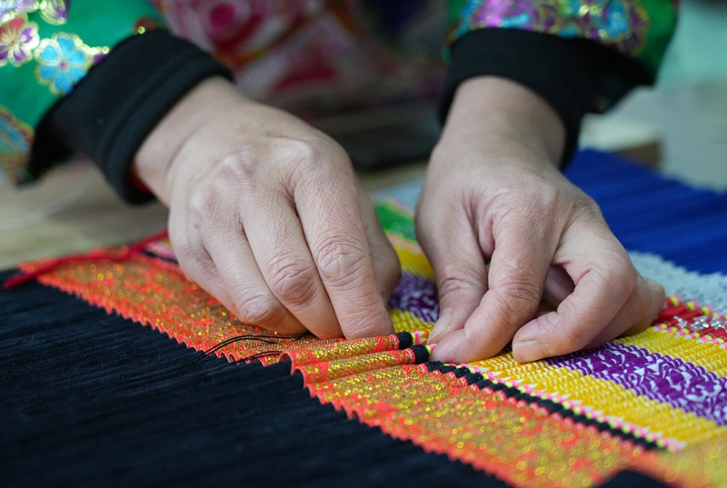 2026年1月5日，贵州省毕节市纳雍县猪场乡富纳蜡染刺绣农民专业合作社，绣娘在缝制裙褶。 杨英摄