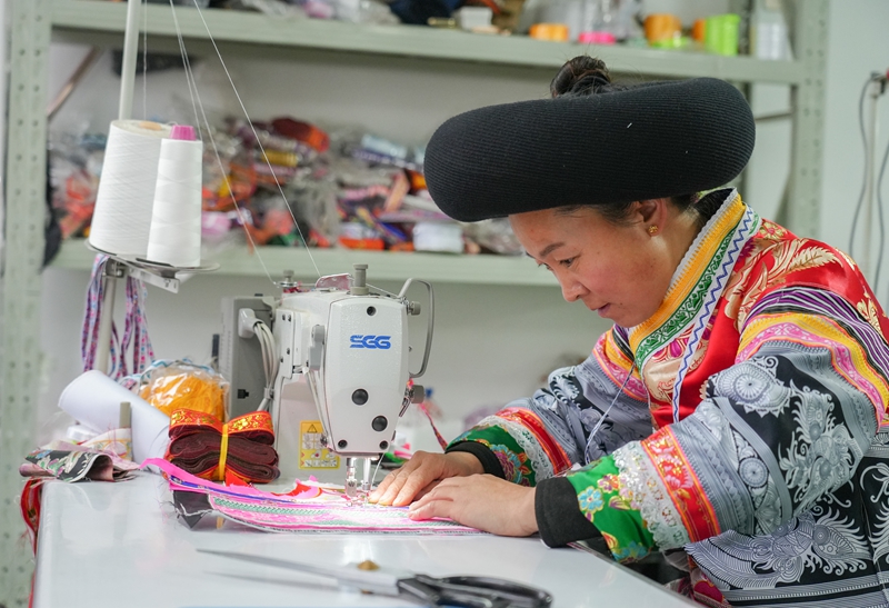 2026年1月5日，贵州省毕节市纳雍县猪场乡富纳蜡染刺绣农民专业合作社，绣娘在机车围裙。 杨英摄