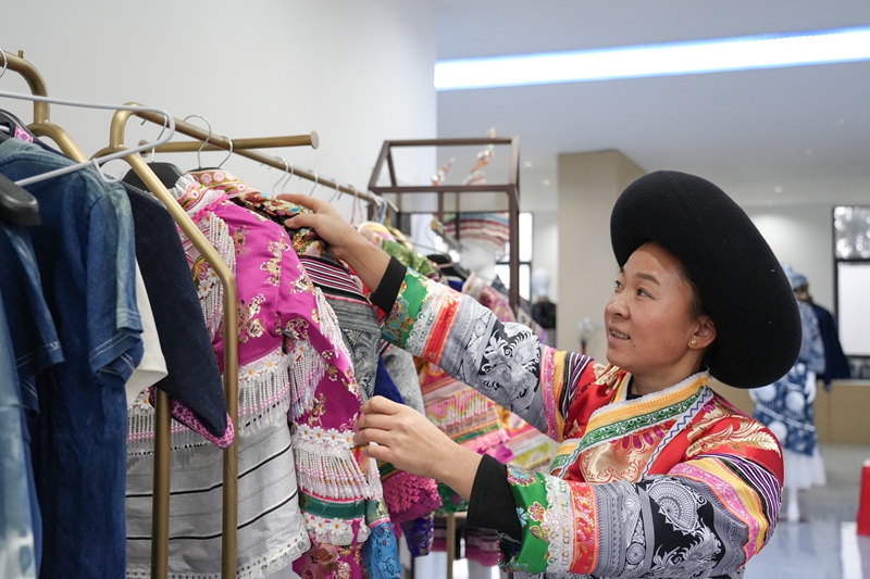 2026年1月5日,贵州省毕节市纳雍县猪场乡富纳蜡染刺绣农民专业合作社,绣娘在整理服饰。 杨英摄