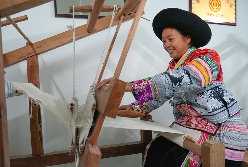 2026年1月5日，贵州省毕节市纳雍县猪场乡富纳蜡染刺绣农民专业合作社，绣娘在手工织布。 杨英摄