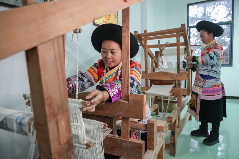 2026年1月5日，贵州省毕节市纳雍县猪场乡富纳蜡染刺绣农民专业合作社，绣娘在手工织布。  杨英摄