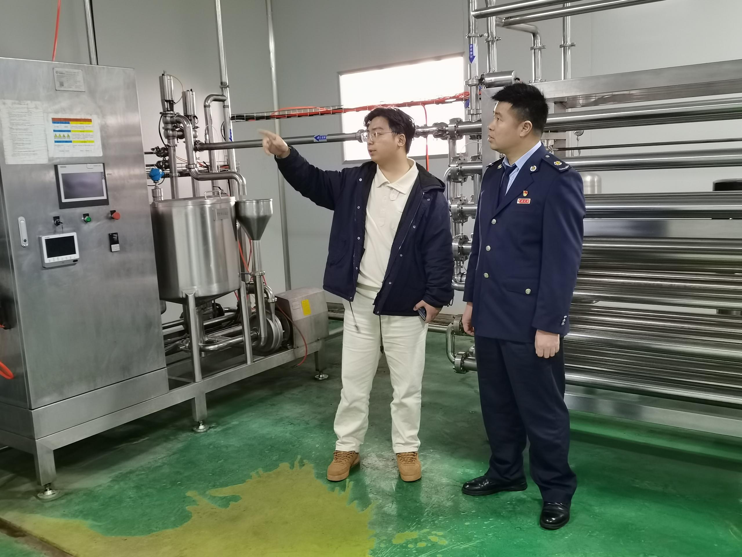 税务干部走访贵州长生禹蔚来生物科技有限公司，开展专项服务活动。