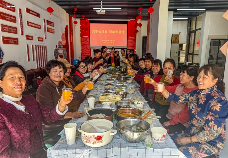 嘉澜社区各族居民共品长桌宴。 张婷 摄.jpg