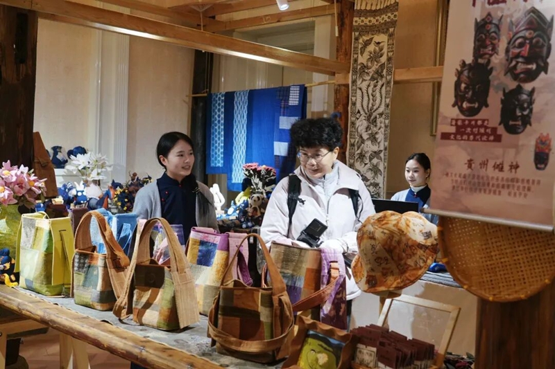 2 游客在“格物山夏”内选购