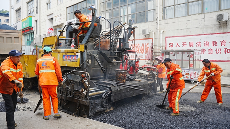 3.岑鞏縣㵲水城區的燃氣管網建設現場，施工人員正全力推進路面瀝青鋪設作業。（吳祥華 攝）