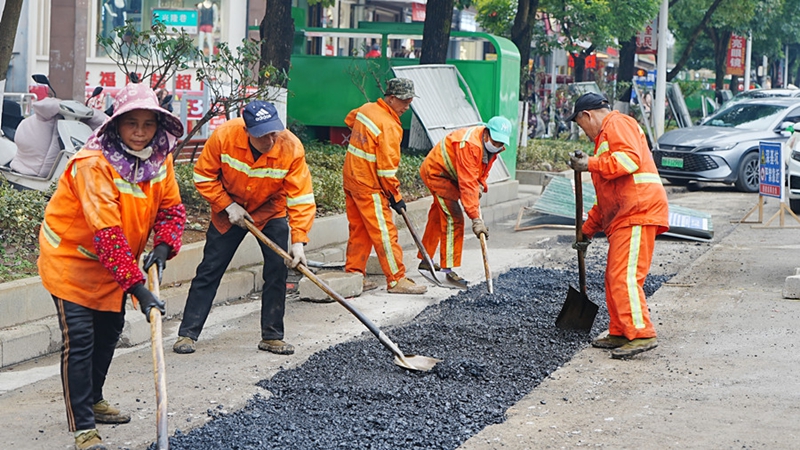 4.岑鞏縣㵲水城區的燃氣管網建設現場，施工人員正全力推進路面瀝青鋪設作業。（吳祥華 攝）