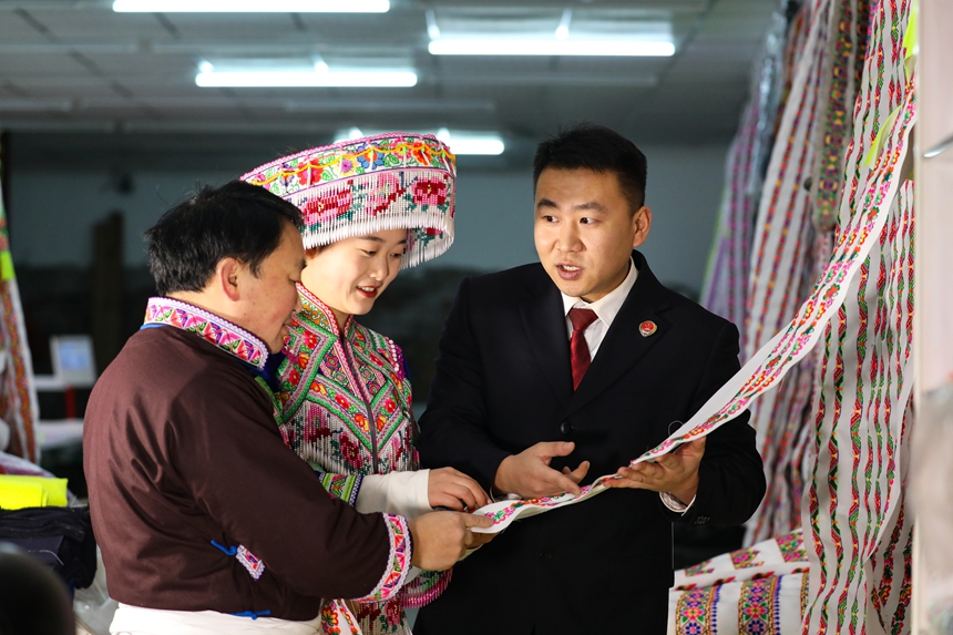 1月7日，黔西市检察院检察干警深入铁石苗族彝族乡，走访当地苗绣蜡染产业。图为刺绣企业负责人正在向检察干警介绍刺绣工艺传承以及制作细节。
