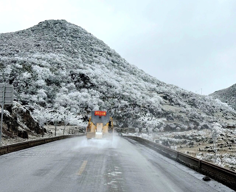 1 图为在国道326线威宁境内撒布融雪剂 &nbsp;孔维越 摄.jpg